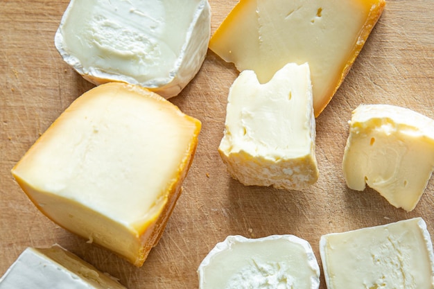 Käseplatte verschiedene Käsesorten frisch gesunde Mahlzeit Lebensmittel Snack Diät auf dem Tisch Kopie Raum Essen