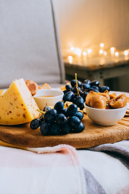 Käseplatte, verschiedener Käse, gemütliche Weinparty