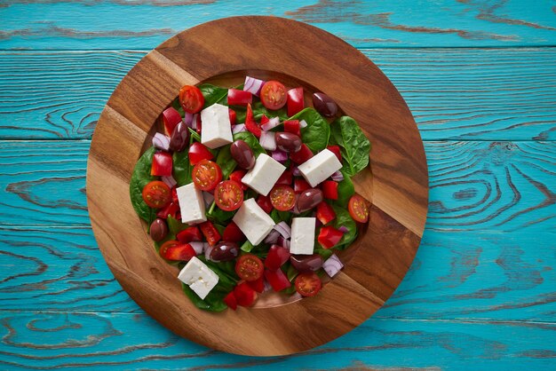 Käsesalat mit Tomatenspinat und Oliven