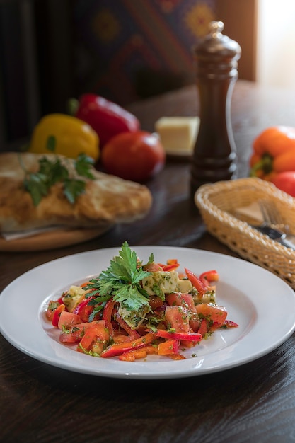 Käsesalat und Pfeffer, Tomaten, Käse, Pita auf dem Tisch