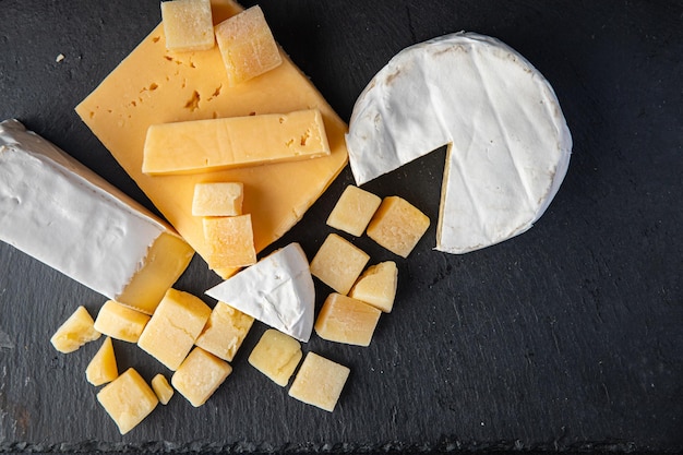 Käsesortiment verschiedene Sorten Antipasti Käse Aperitif Mahlzeit Snack auf dem Tisch