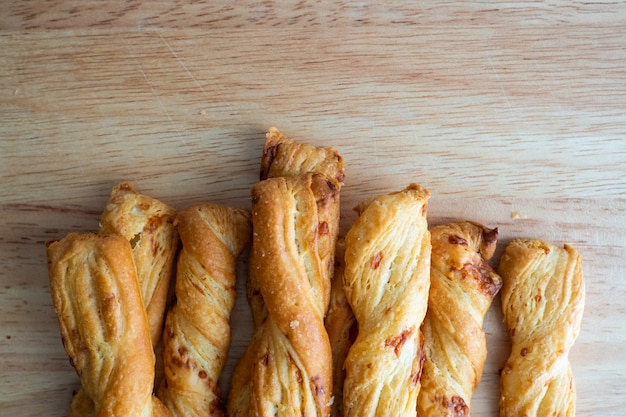 Käsestift, Breadsticks mit Käse auf hölzernem Schreibtischhintergrund