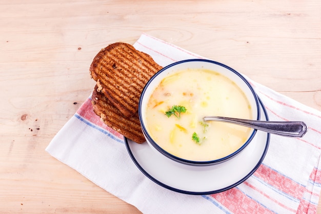 Käsesuppe in einer weißen Platte mit Toastbrot