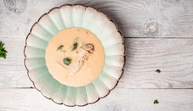 Käsesuppe Kartoffel- und Hühnercremesuppe Diät frische Lebensmittel Mahlzeit Gericht Suppe Mittagessen Banner Catering Menü Rezept Platz für Text Draufsicht