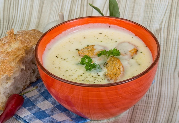 Käsesuppe mit Croutons