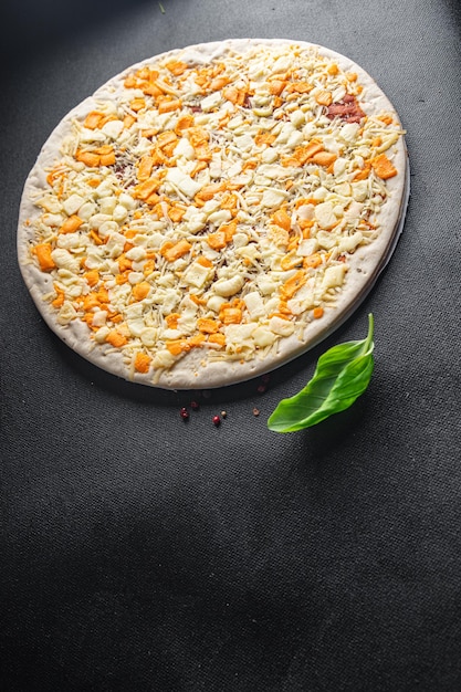 käsige pizza 4 käsesorten frisches gericht gesunde mahlzeit lebensmittel snack diät auf dem tisch kopierraum essen