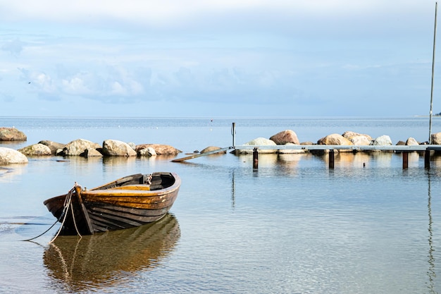 Kaesmu Estland Ostsee Strand und Steinlandschaft Lonely Dream Boat am Dock