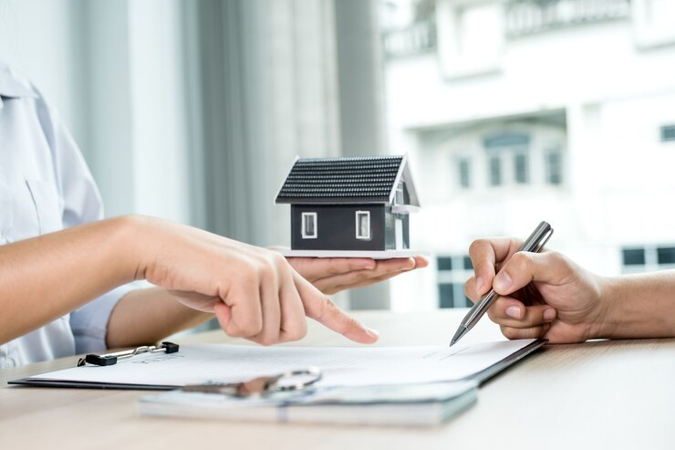 Käufer unterschreibt Vertrag, nachdem Immobilienmakler einen Geschäftsvertrag, Leasing, Kauf, Hypothek, Darlehen oder Hausversicherung erklärt haben.