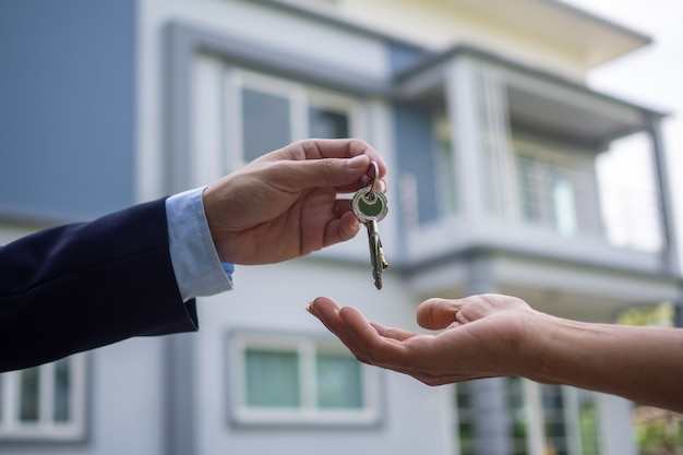Käufer von Eigenheimen nehmen den Verkäufern ihre Schlüssel ab. Verkaufen Sie Ihr Haus, mieten Sie Haus und kaufen Sie Ideen.