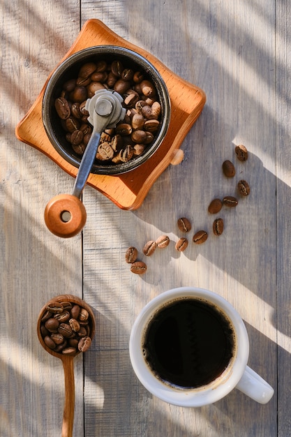 Kaffee am Morgen mit einem Schattenwurf