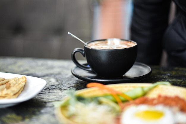 Kaffee, auch Überlebenssaft genannt.