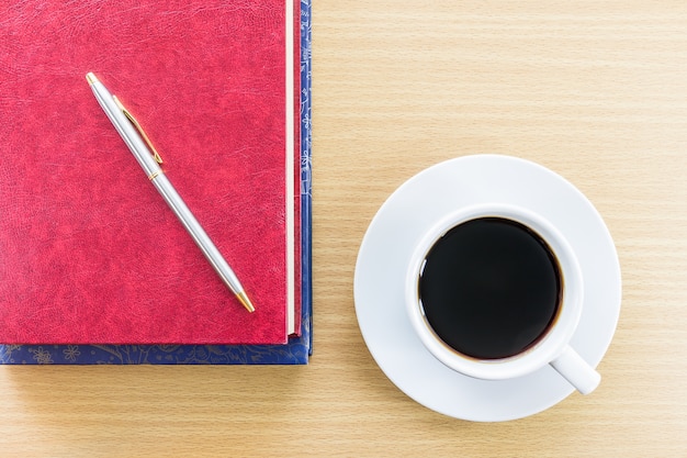 Kaffee auf einer hölzernen Tabelle