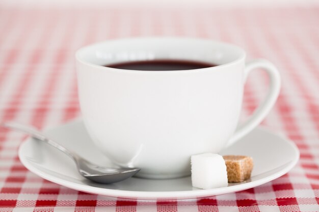 Kaffee auf einer Tischdecke