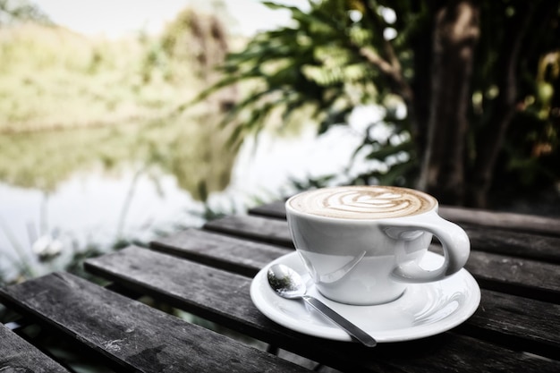 Kaffee auf hölzernem Hintergrund