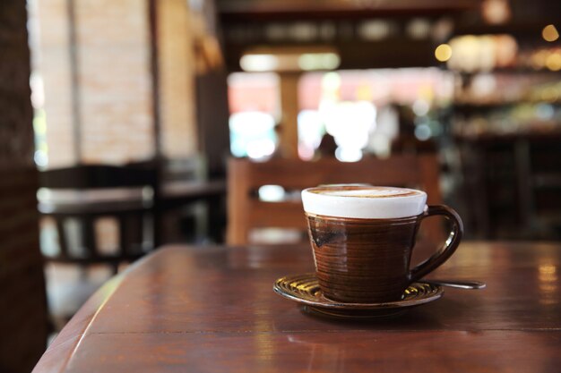 Kaffee auf Holzhintergrund