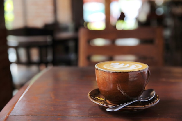 Kaffee auf Holzhintergrund