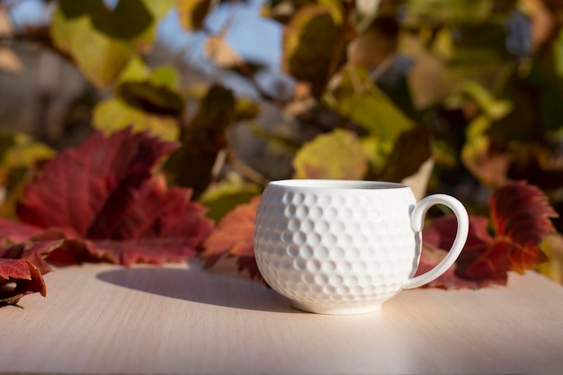 Kaffee auf Holztisch, Naturhintergrund im Garten