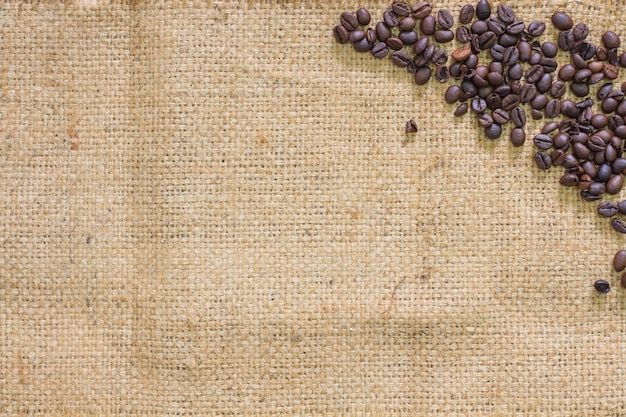 Foto kaffee auf sackleinenbraun, draufsichtfokus.