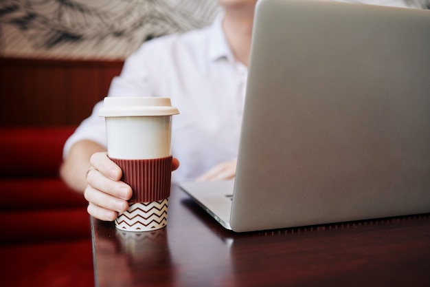 Kaffee aus großer Tasse trinken