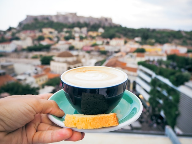 Kaffee. Blick auf die Akropolis. Athen, Griechenland.