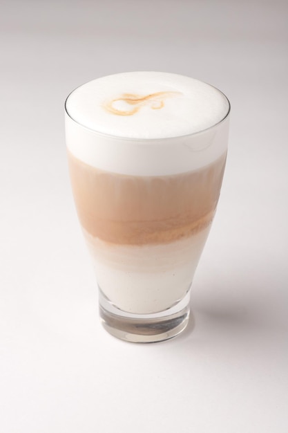 Kaffee-Cappuccino-Getränk auf weißem Hintergrund isoliert