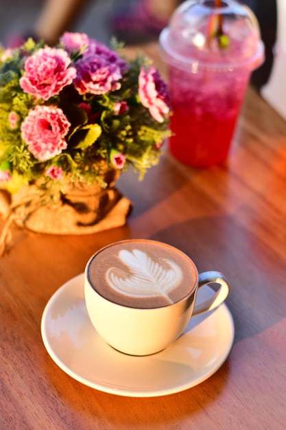 Foto kaffee-cappuccino-kunst in einem becher mit einer entspannenden zeit