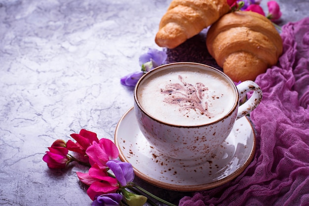 Kaffee, Croissants und Blumen.