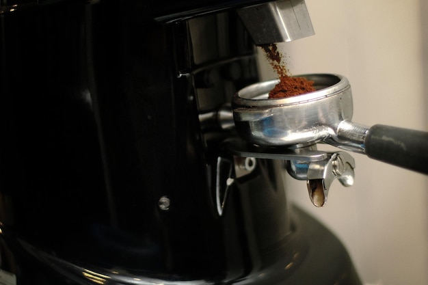 Foto kaffee, das in einen espresso-korb gefüllt wird