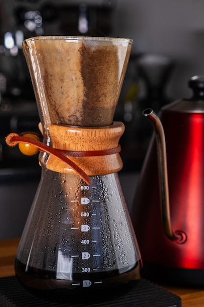 Kaffee, der mit einem Sieb in einer Kaffeemaschine gebraut wird