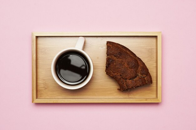 Kaffee Draufsicht ein Stück Kuchen auf Holztisch. Frühstück Konzept. Gastronomie. flach legen flaches Design