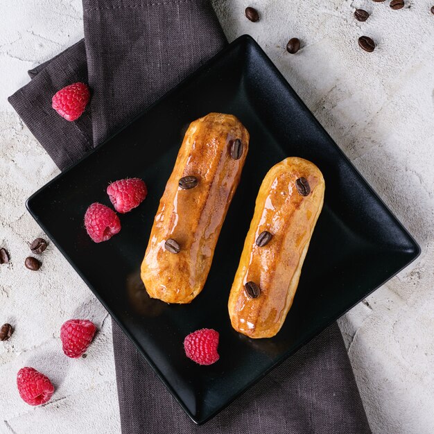 Kaffee Eclair mit Himbeeren