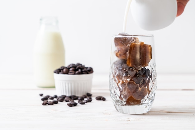 Kaffee-Eiswürfel mit Milch