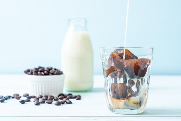 Kaffee-Eiswürfel mit Milch