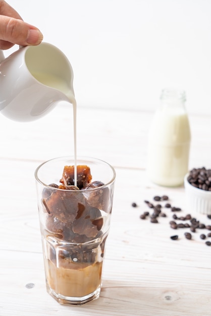 Kaffee-Eiswürfel mit Milch