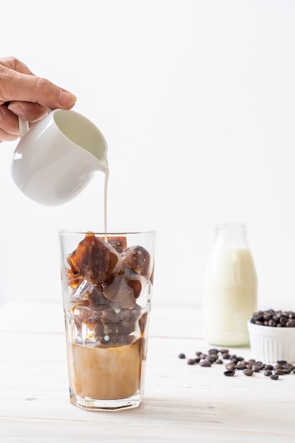 Kaffee-Eiswürfel mit Milch