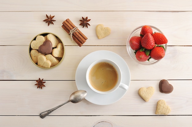 Kaffee, Erdbeeren und Kekse mit Zimt