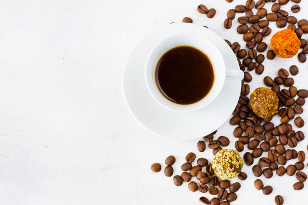 Kaffee Espresso und Trüffelbällchen auf dem Teller, Kaffee und Dessert