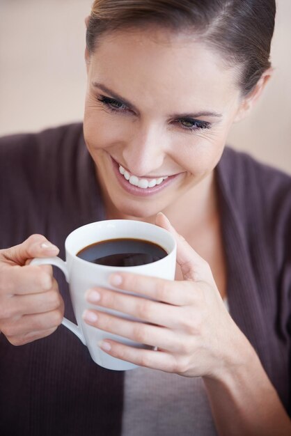 Foto kaffee glücklich und oben der frau im haus mit nachdenklichem wunderndes gesicht und entspannen morgen frühstück und person lächeln mit tasse trinken tee koffein und heißes getränk im wohnzimmer für wellness