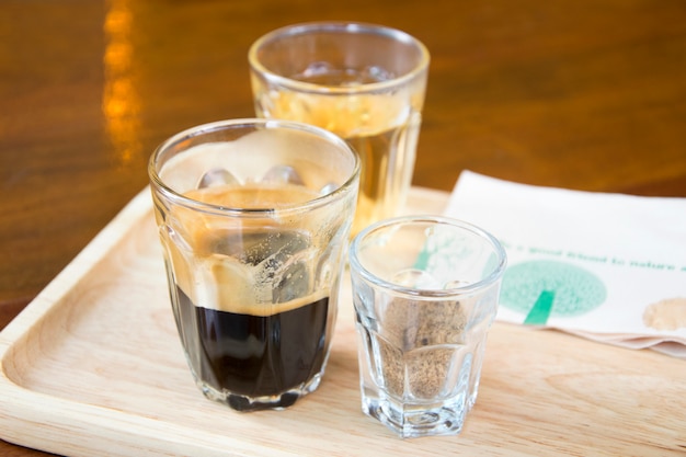 Kaffee im Glas auf hölzernem Hintergrund