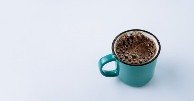 Kaffee in blauer Emaille Tasse