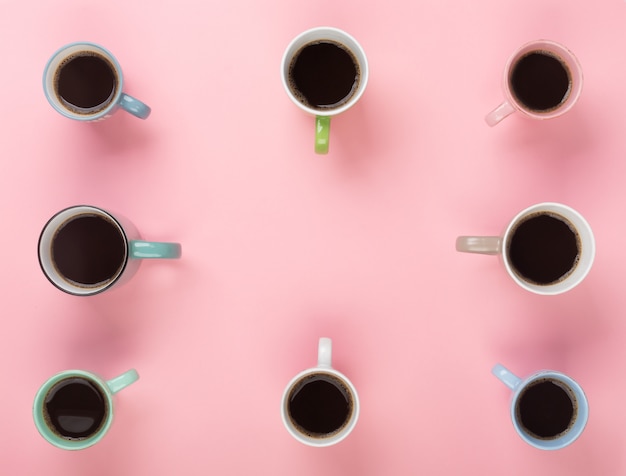 Kaffee in den verschiedenen Tassen auf dem rosa Hintergrund. Flatlay, fröhliches Tageskonzept
