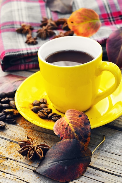 Kaffee in der Herbstsaison