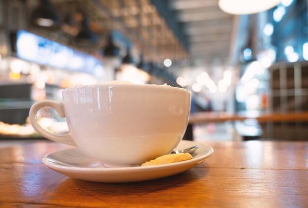 Kaffee in einem Café, heißes Getränk mit koffeinhaltigem Frühstück in einem Restaurant, das eine Pause macht