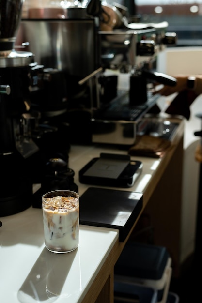 Kaffee in einem Glas auf der Theke eines Cafés