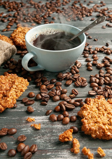 Kaffee in einer blauen Tasse. Hausgemachte Haferkekse sind in der Nähe.