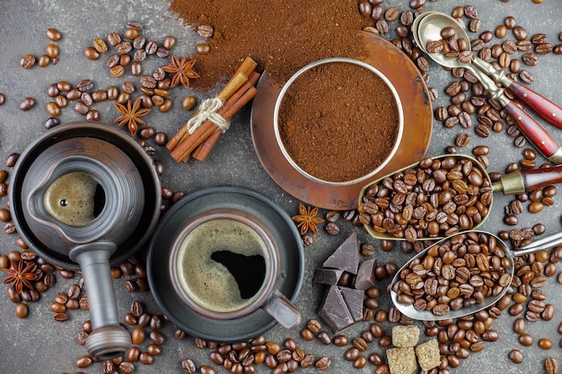 Kaffee in einer Tasse auf einem alten Hintergrund