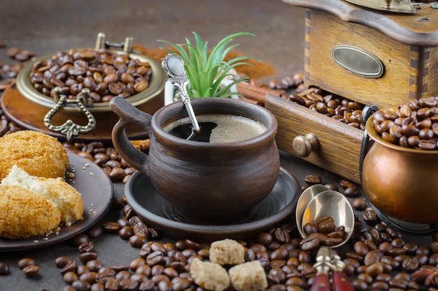 Kaffee in einer Tasse auf einem alten Hintergrund