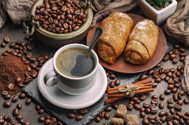 Kaffee in einer Tasse auf einem alten Hintergrund