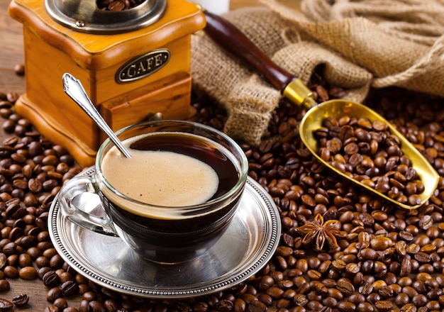 Kaffee in einer Tasse auf einem alten Hintergrund