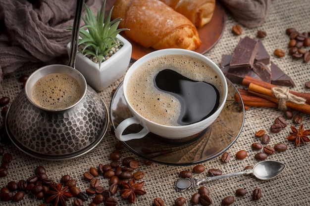 Kaffee in einer Tasse auf einem alten Hintergrund